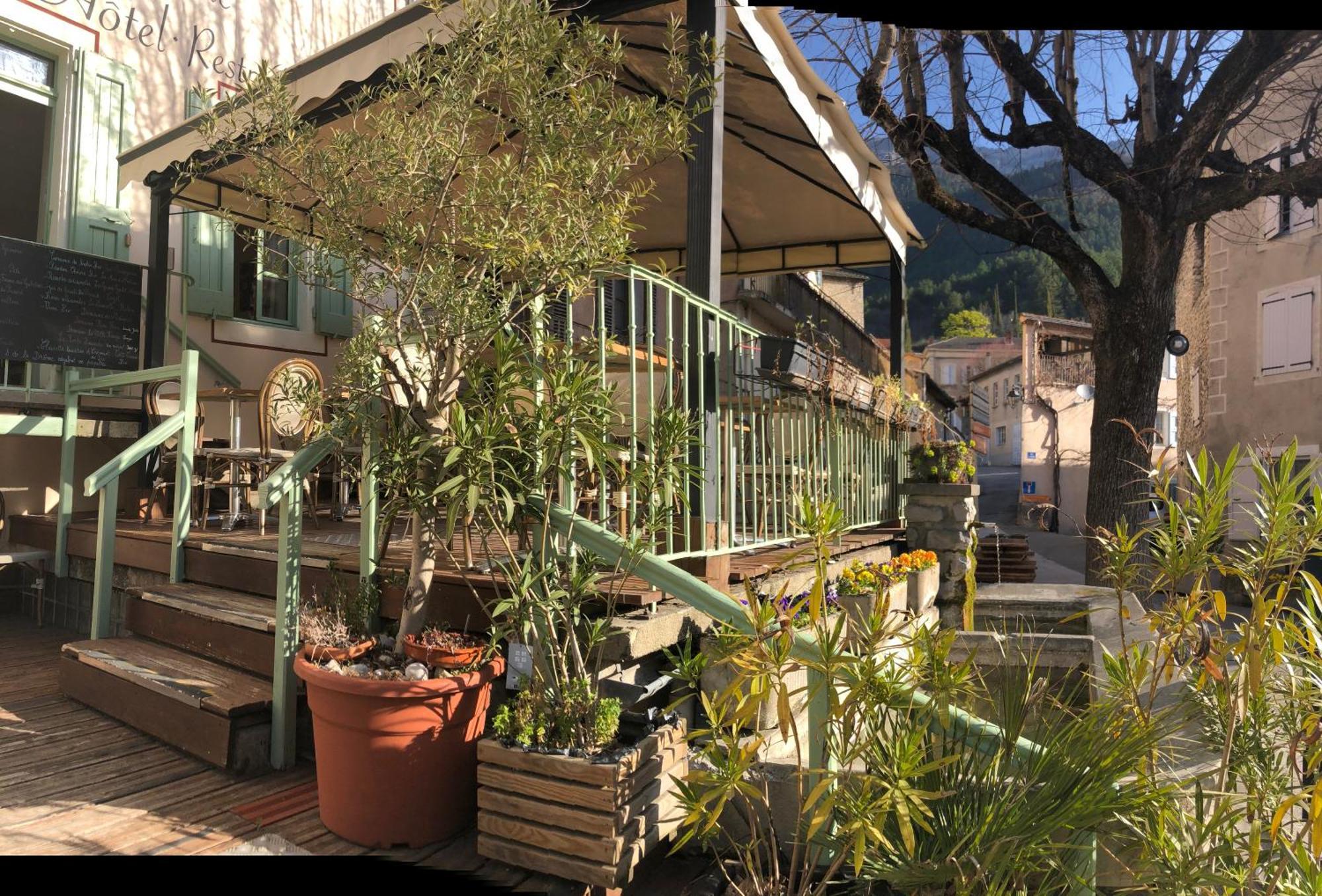 Le Dauphine Hotel Châtillon-en-Diois Екстериор снимка